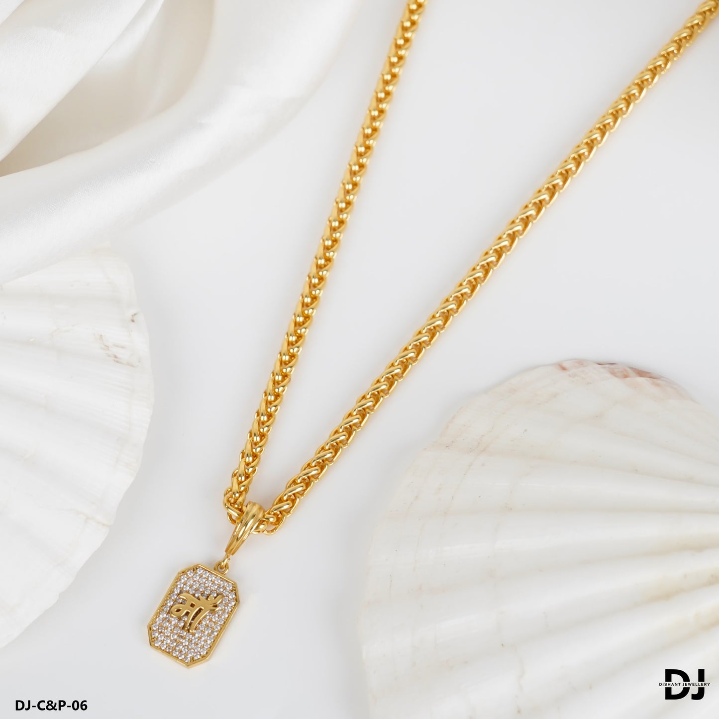 Classical Gold forming Chain with MAA DIAMOND pendal for Men.(CP-06)